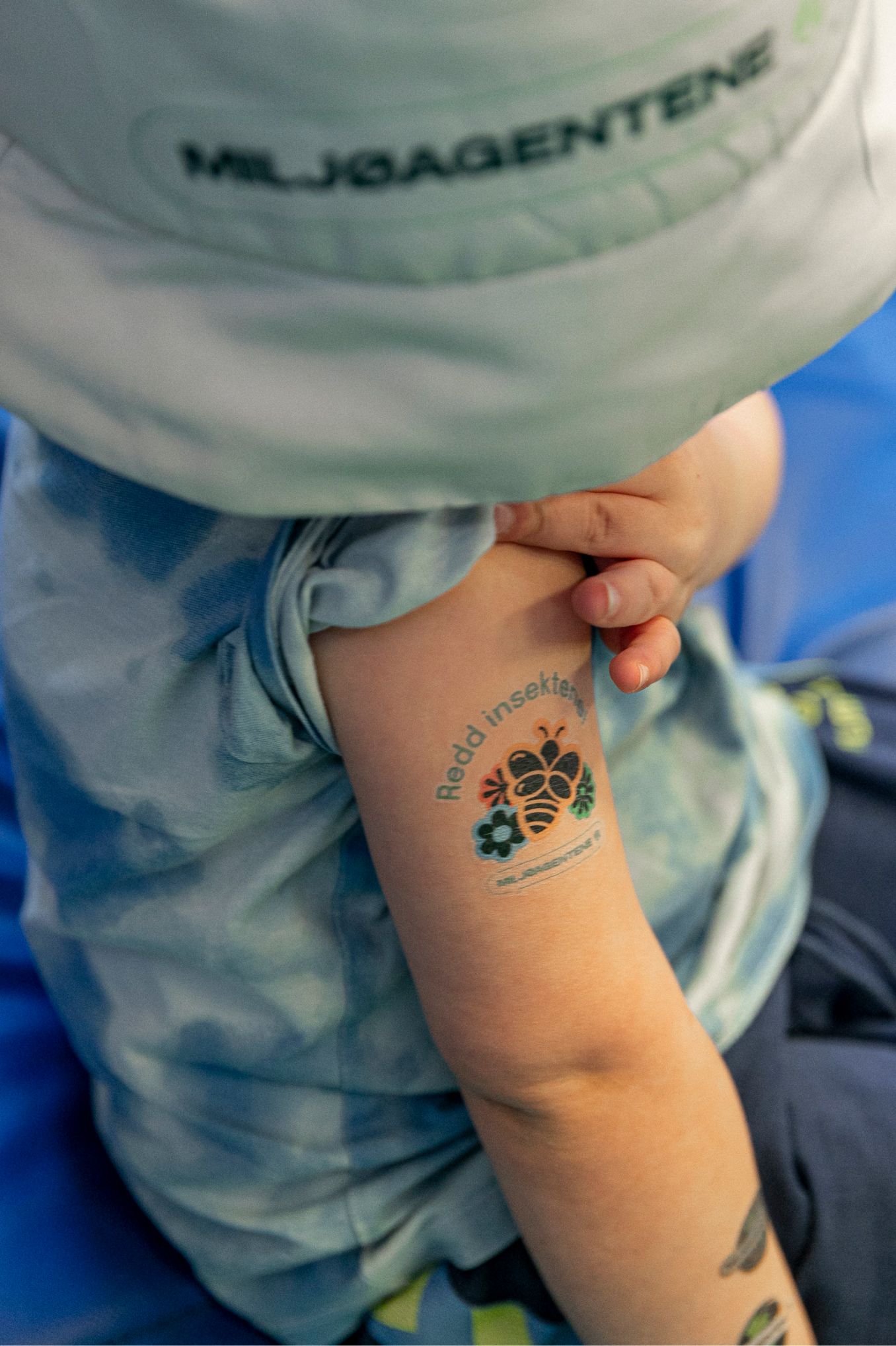 Barn med miljøagentene tatovering.