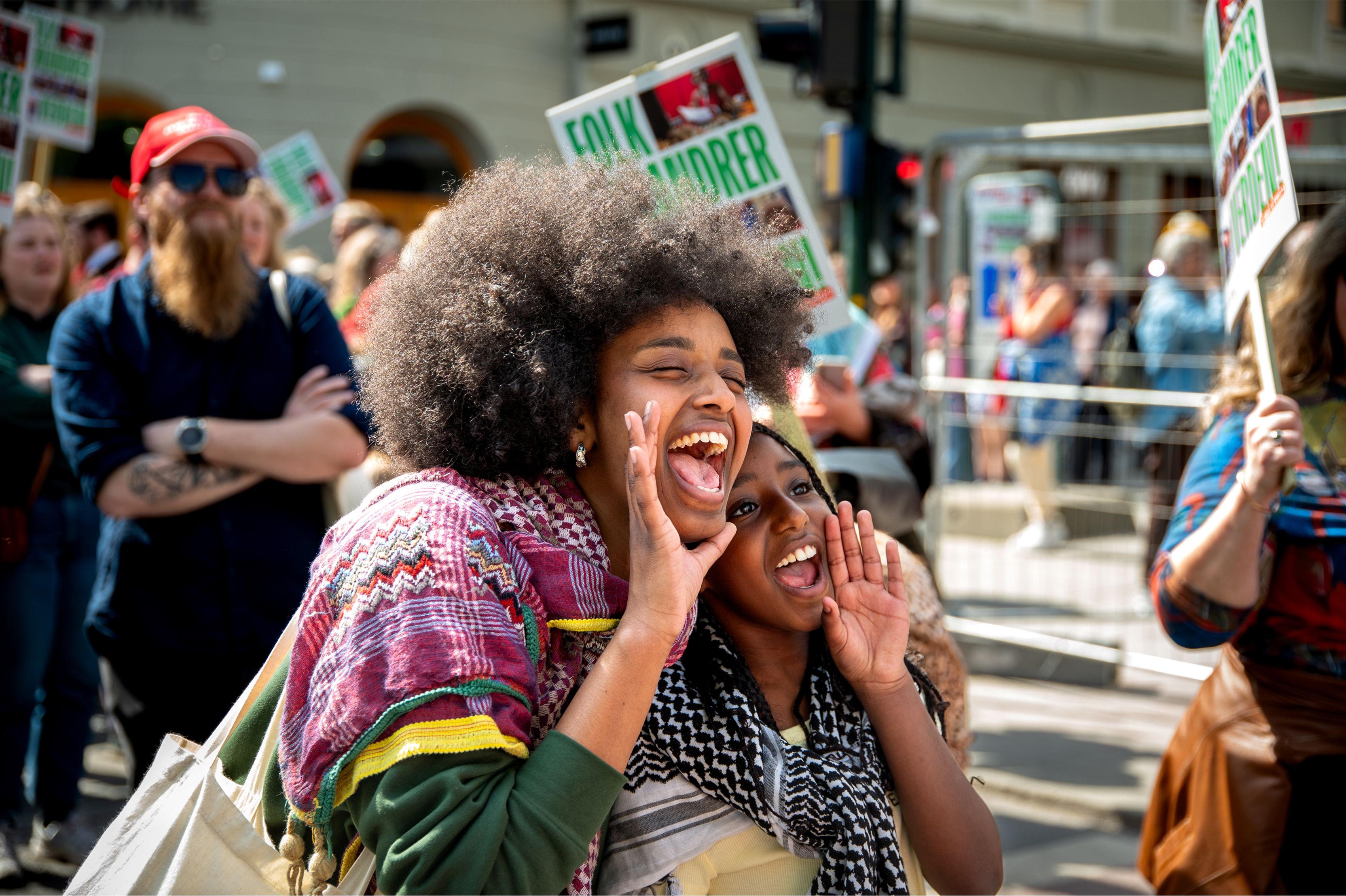 Kvinner som går i 1. Mai tog