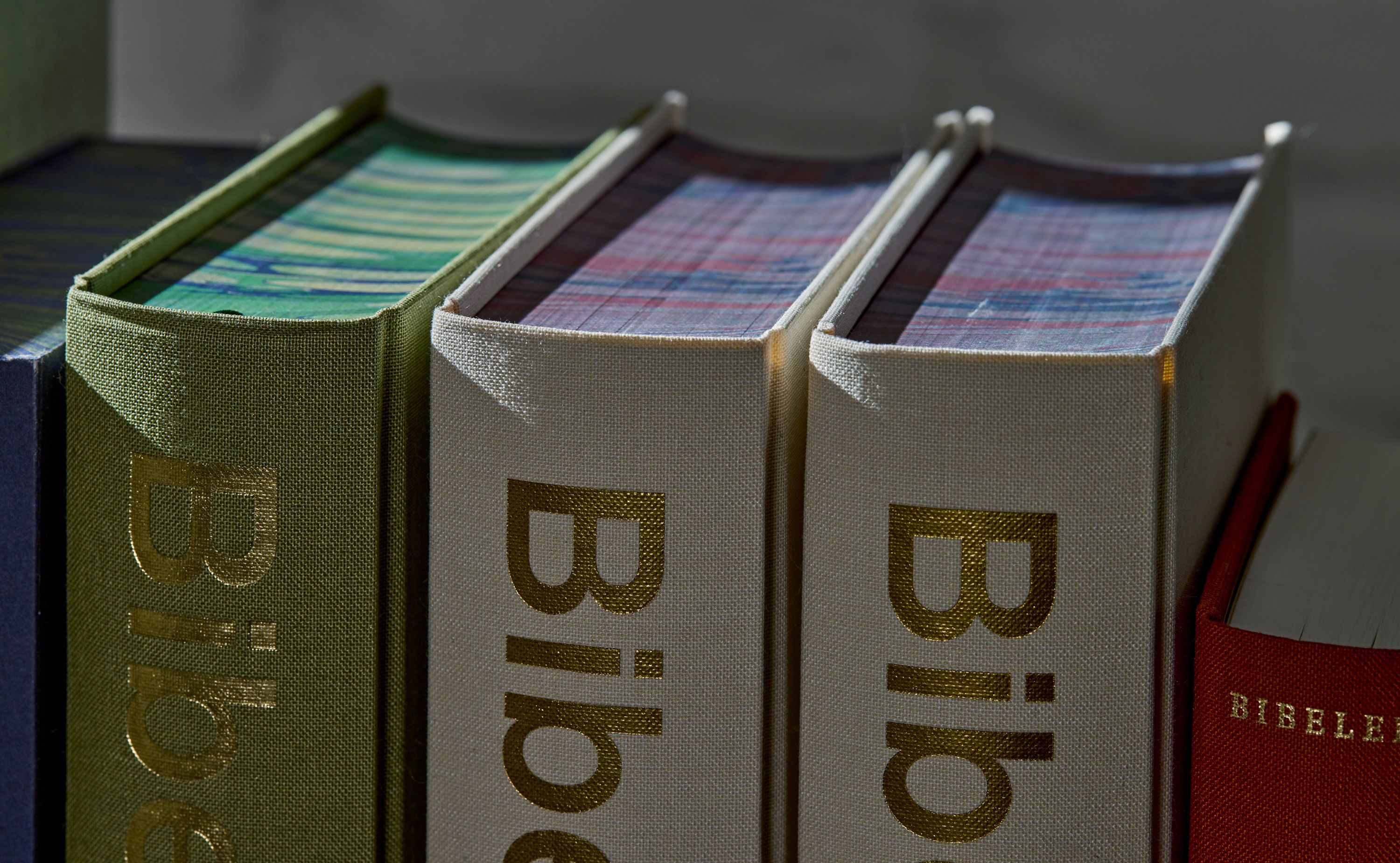 Mange bibler står på et bord