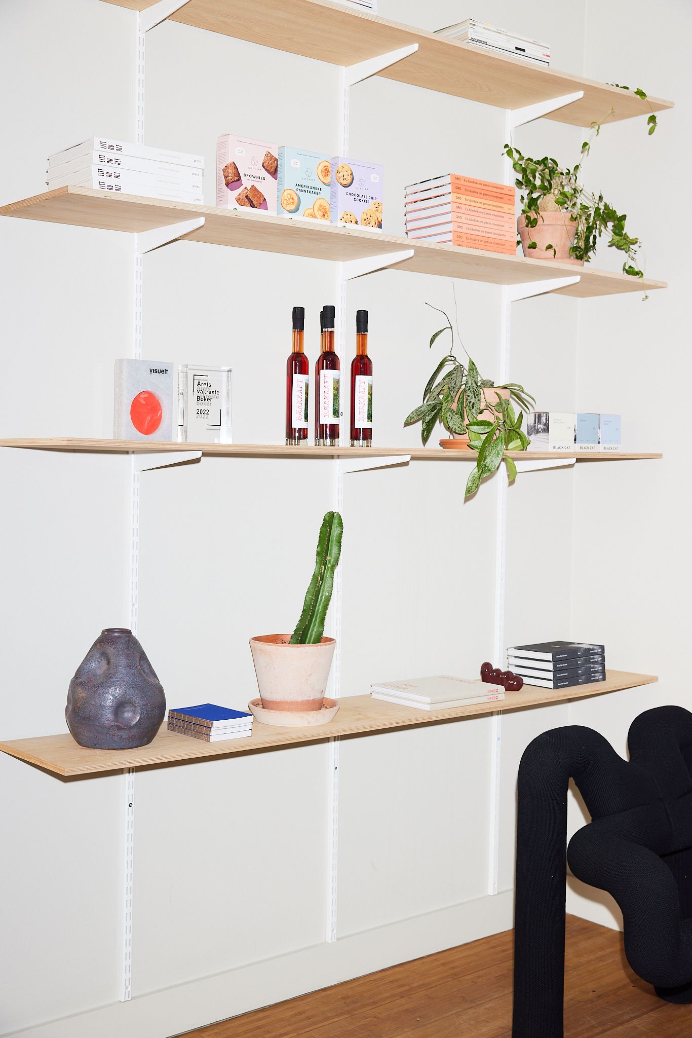 En som sitter å jobber med macen og tastatur