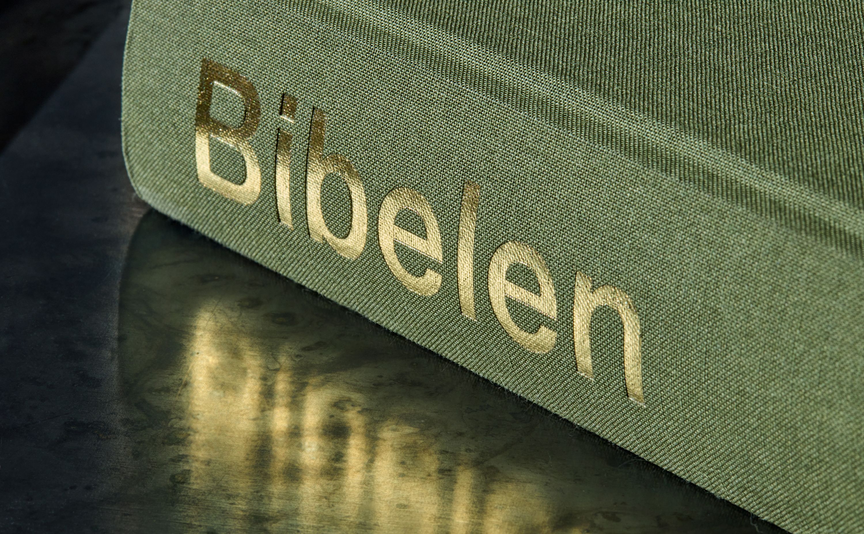 Nærbilde av gullfolie på coveret av en bibel