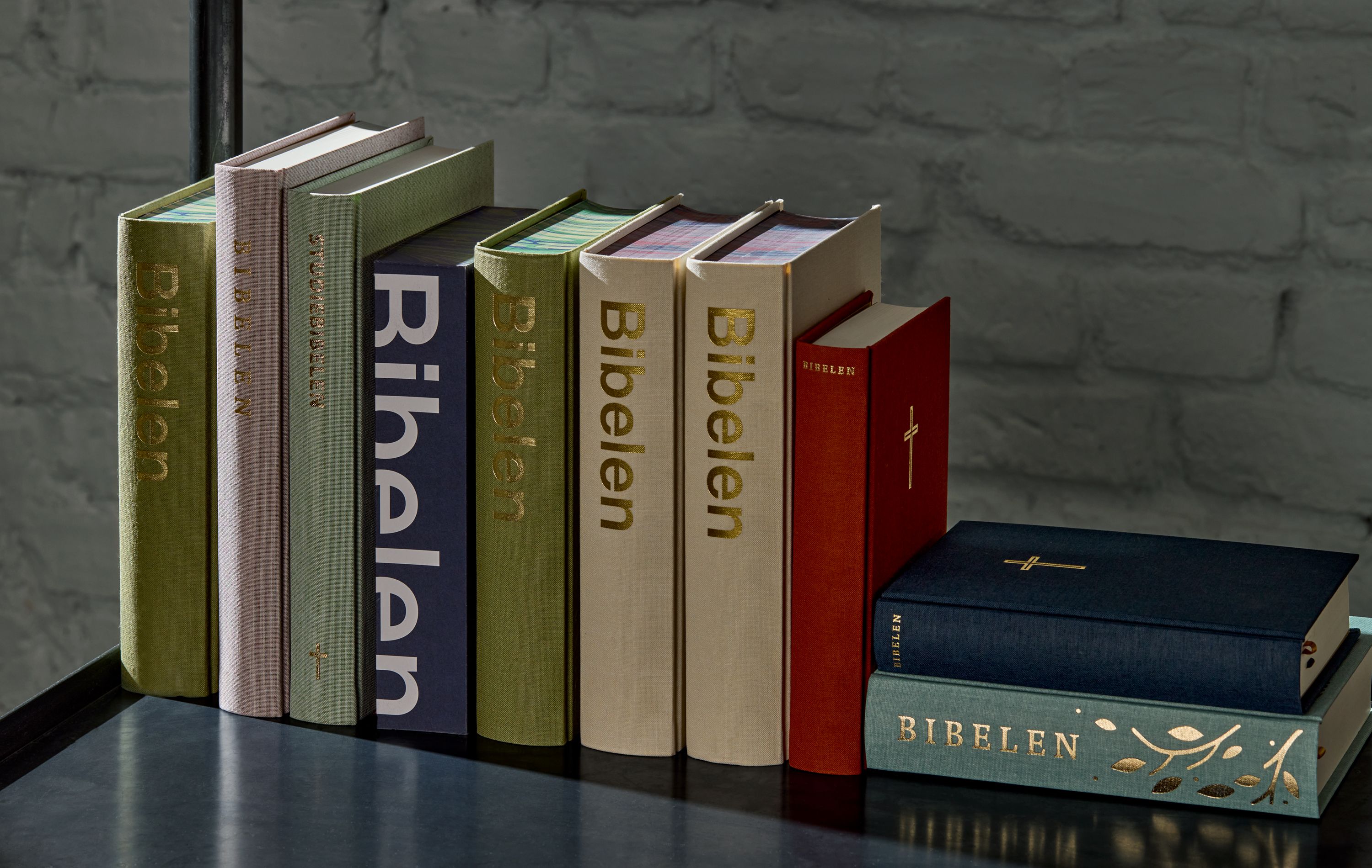 Mange bibler står på et bord