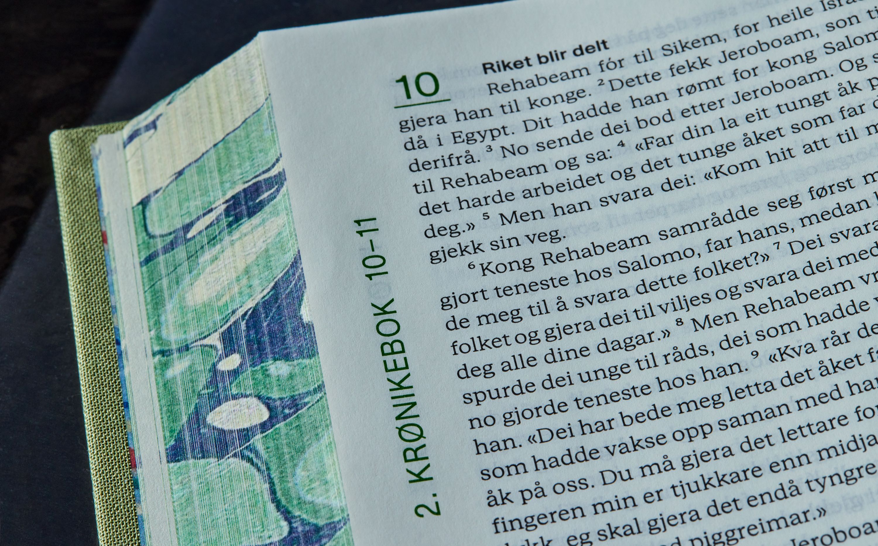 Nærbilde av en bibel som viser marmorering på utisden av boken