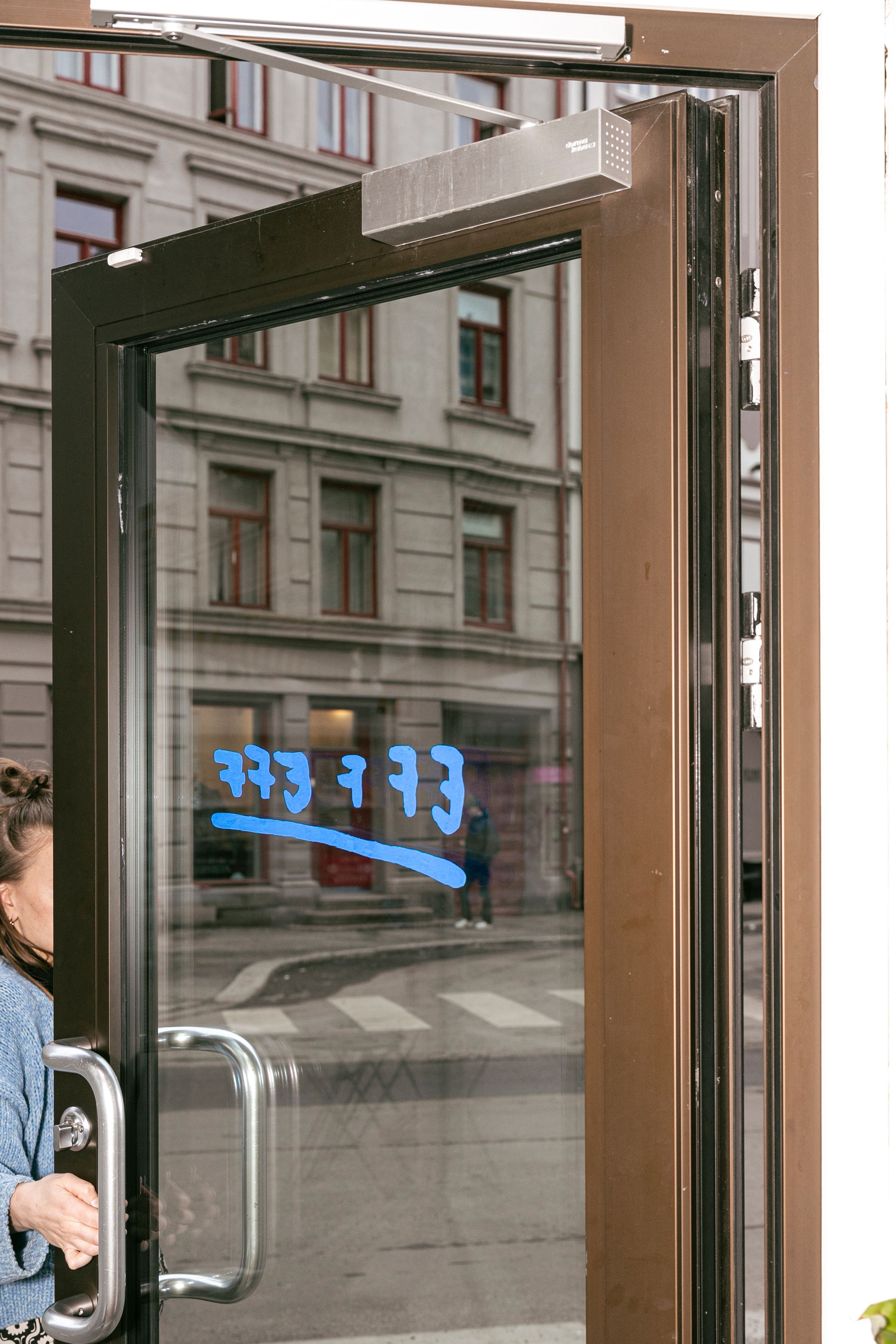 Eff Eff logo på dør.