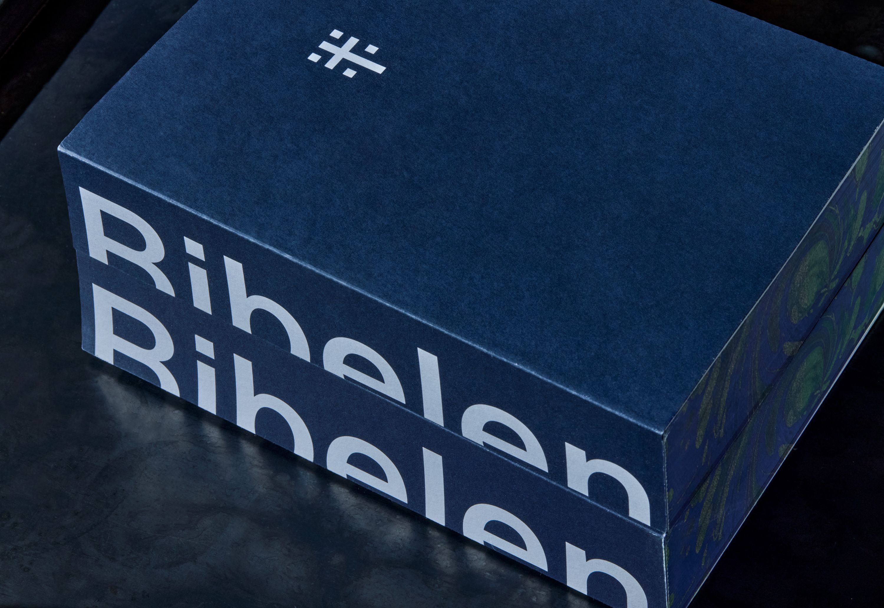 To like bibler ligger på et bord