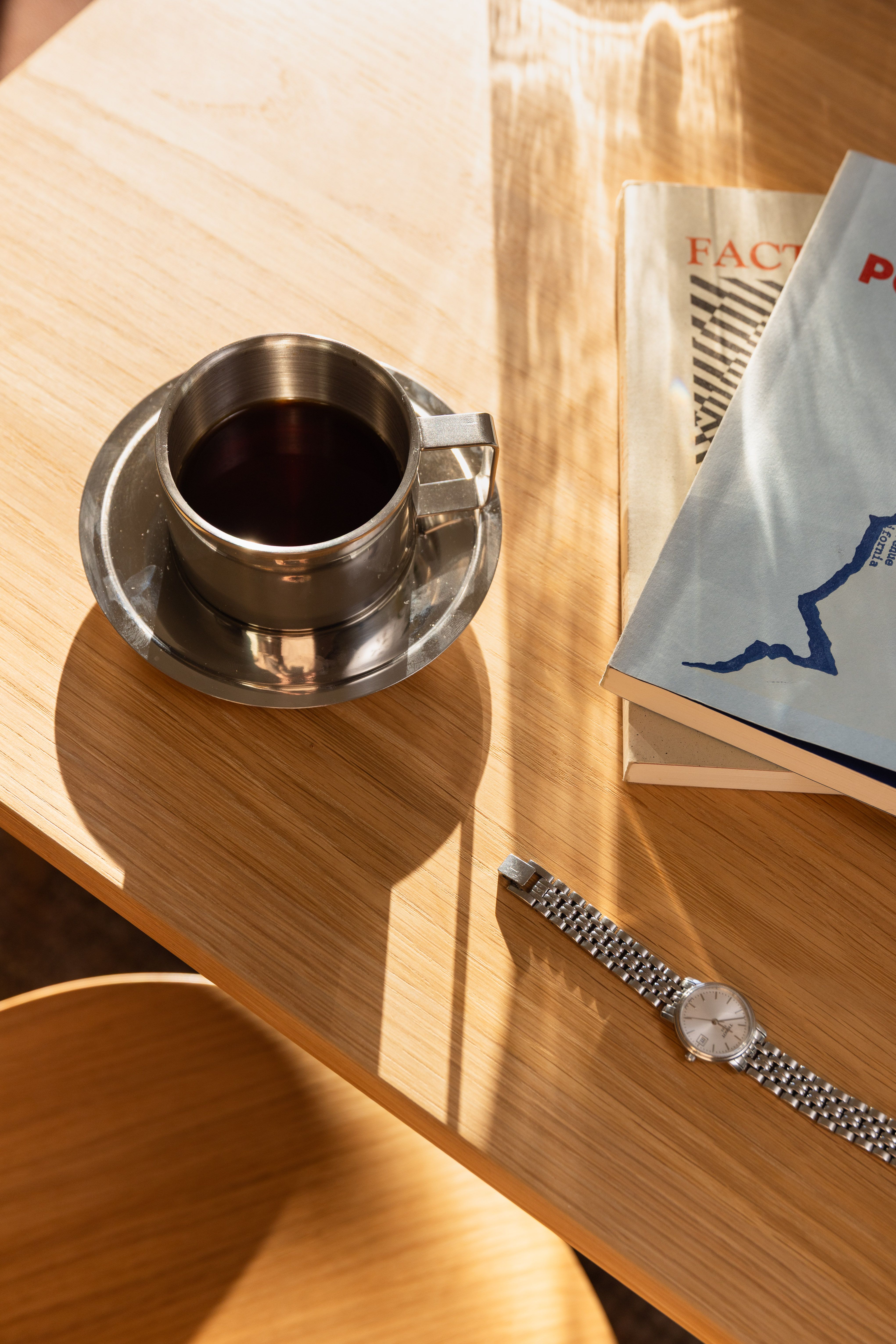 En kaffe kopp på et bord