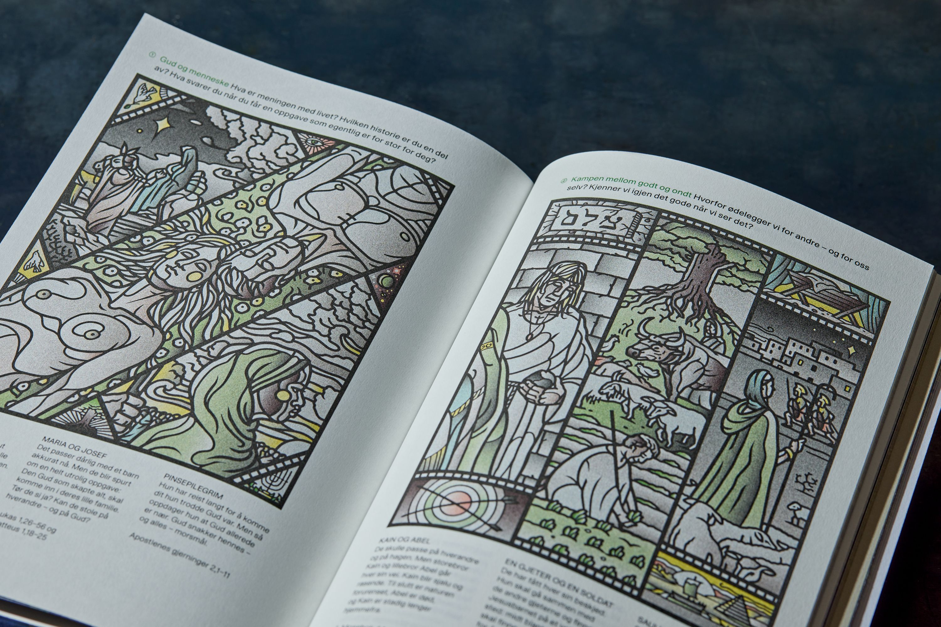 Oppslag av en bibel som viser en illustrasjon